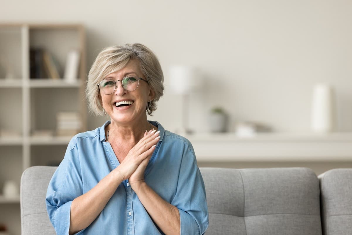 Featured image for Why Do the Pink Plastic Gums on Old Dentures Start to Look Pale or Turn White?